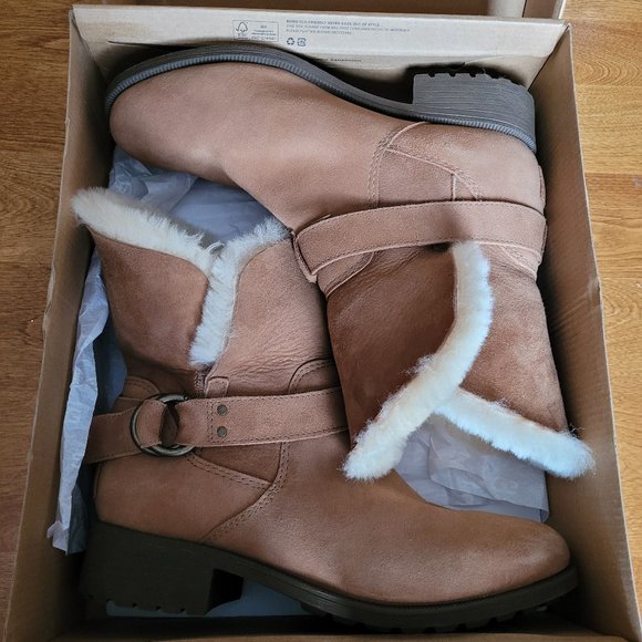 Ugg Fashion Boots - Picture 7 of 8